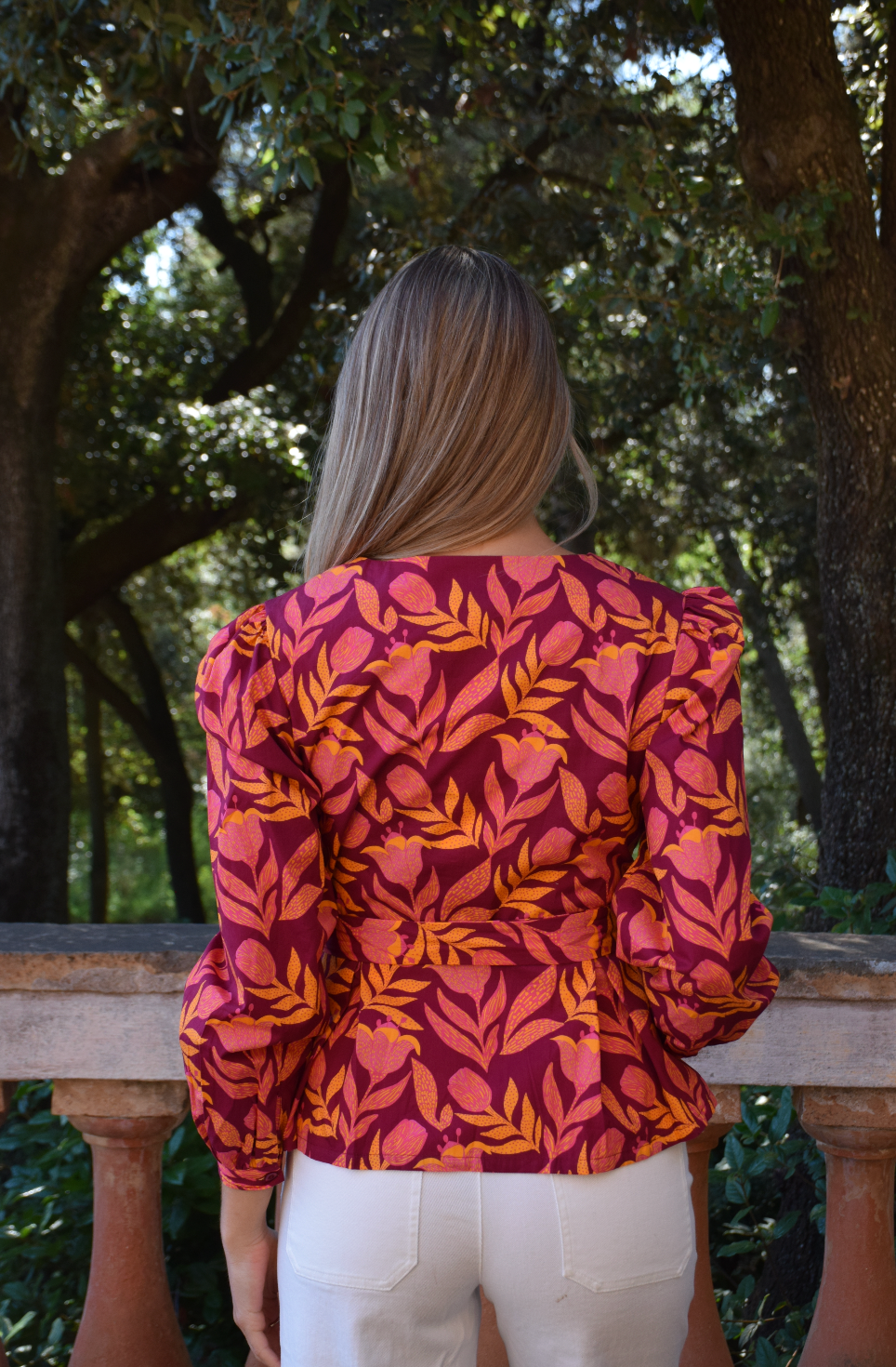 Blusa Beth Flores Burgundy