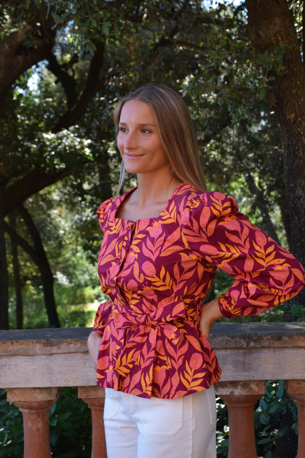 Blusa Beth Flores Burgundy