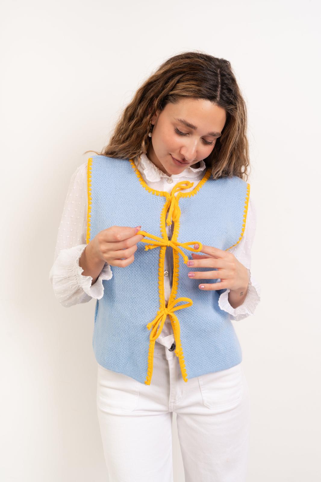 Chaleco Punto Celeste y Amarillo