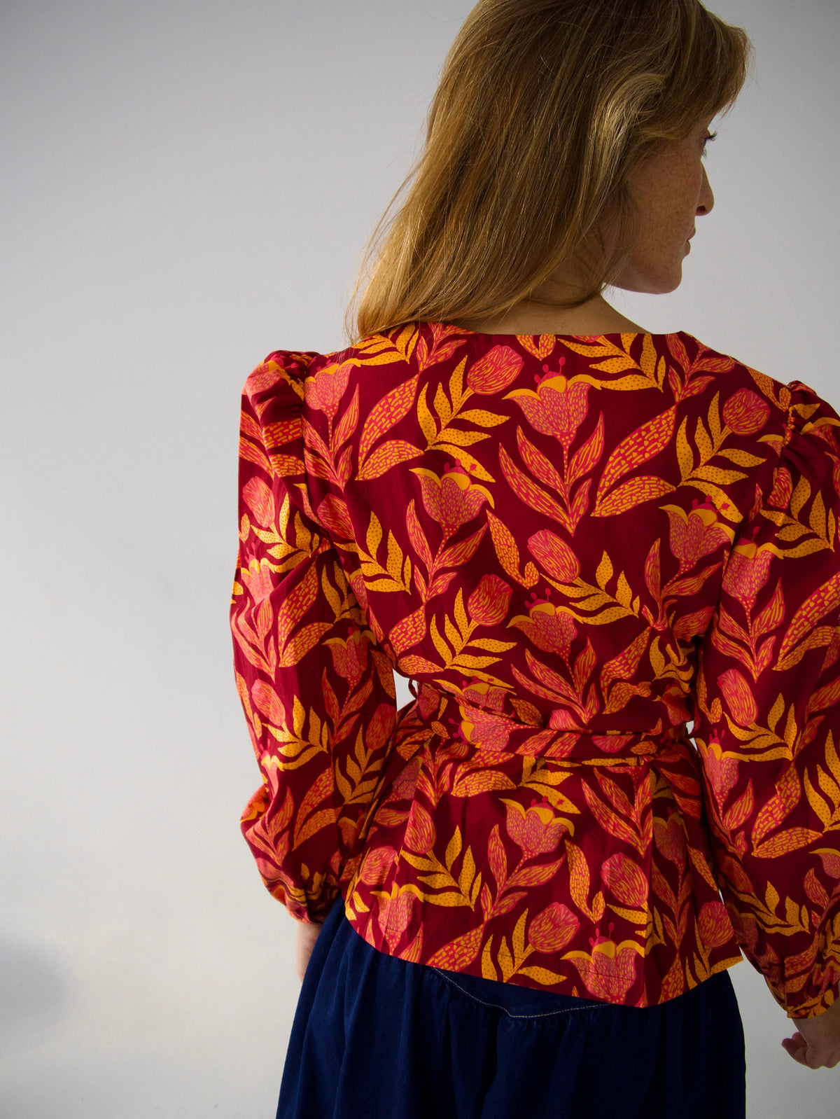Blusa Beth Flores Burgundy