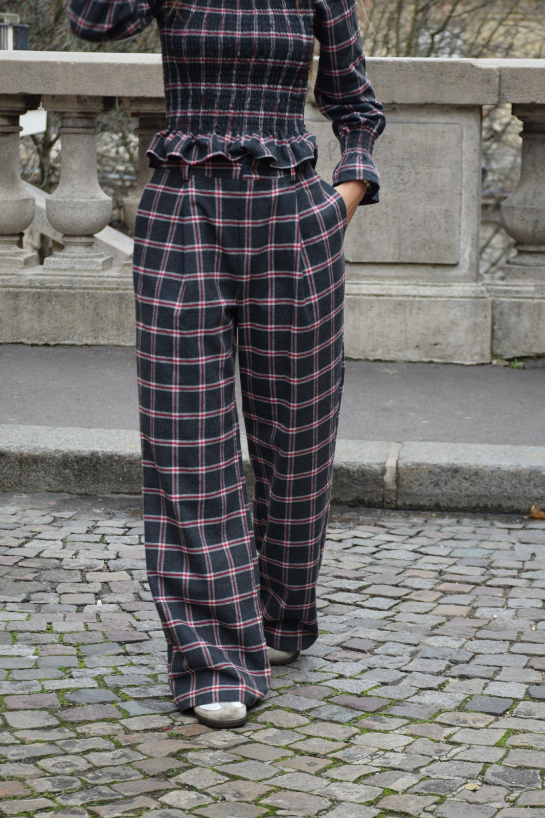 Pantalón Alia Cuadros Gris y Rojo