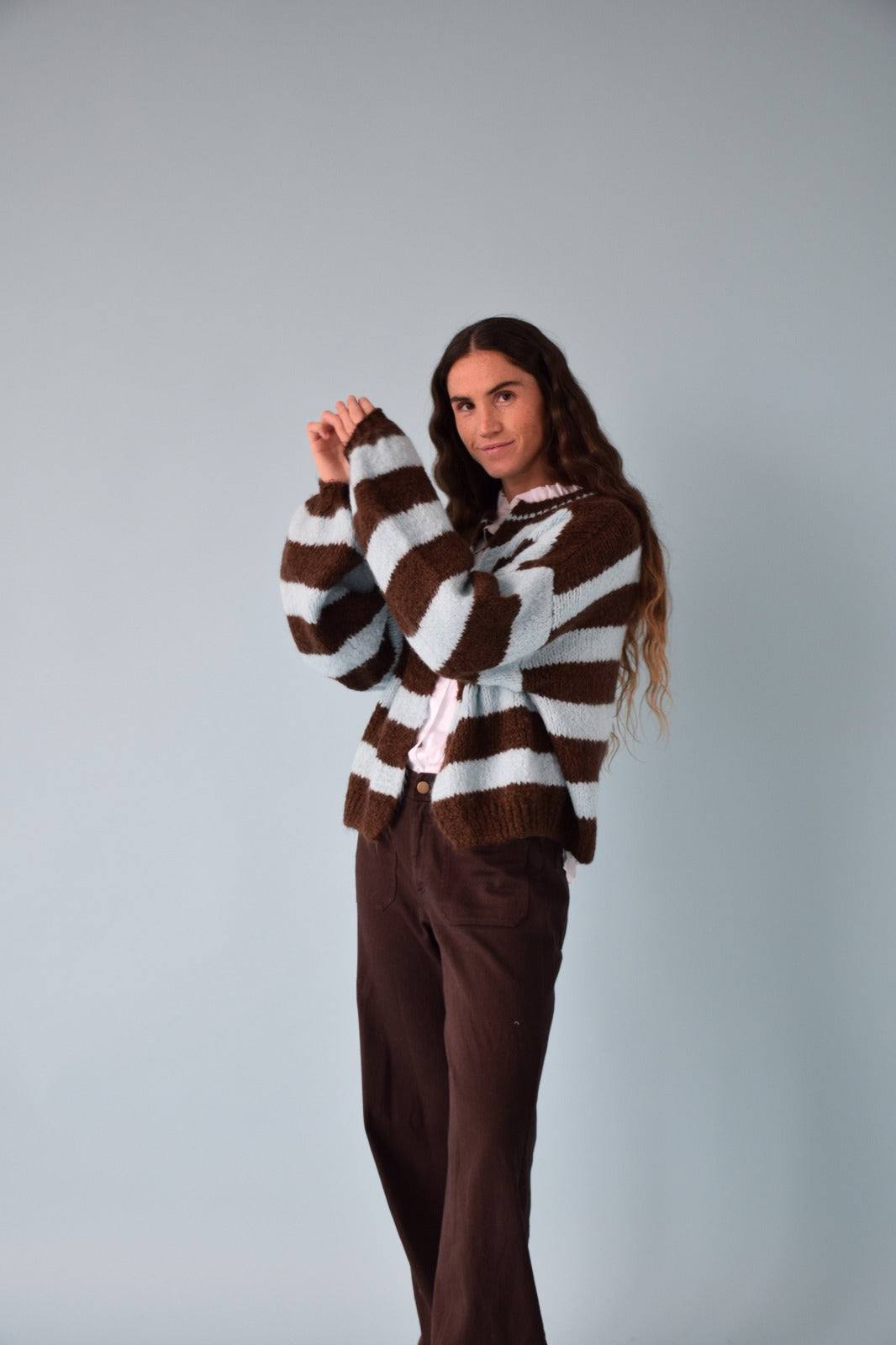 Cárdigan Aura Celeste y Marrón