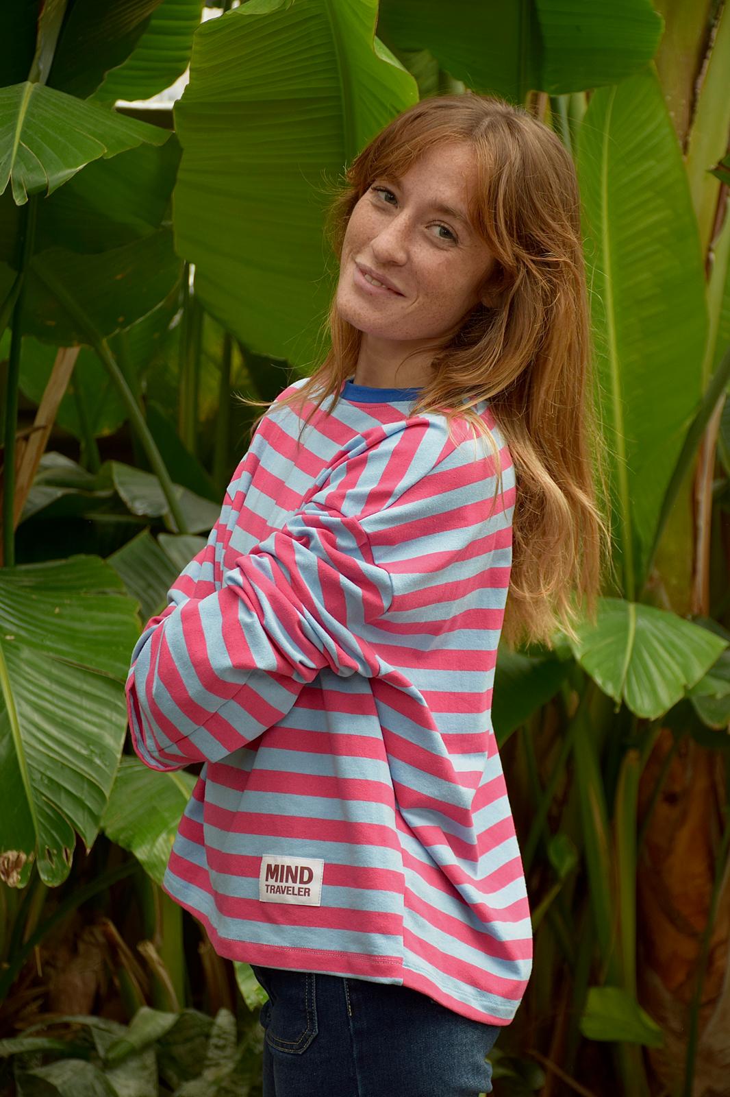 Camiseta Núria Celeste y Fucsia