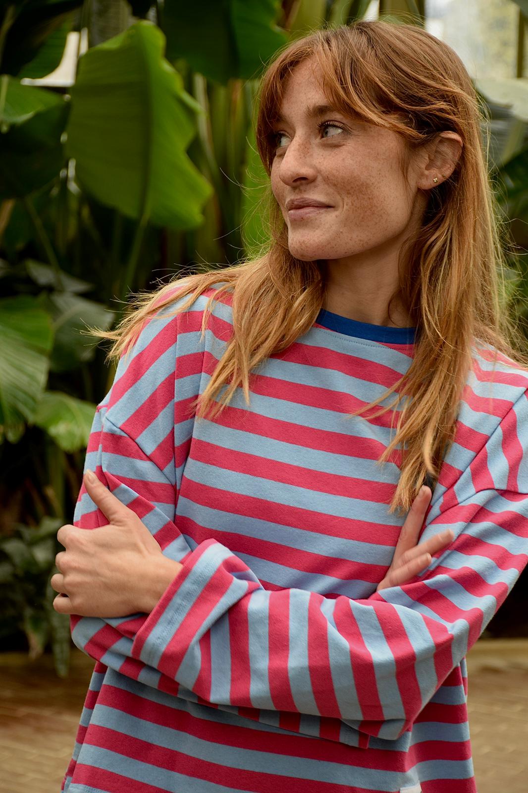 Camiseta Núria Celeste y Fucsia