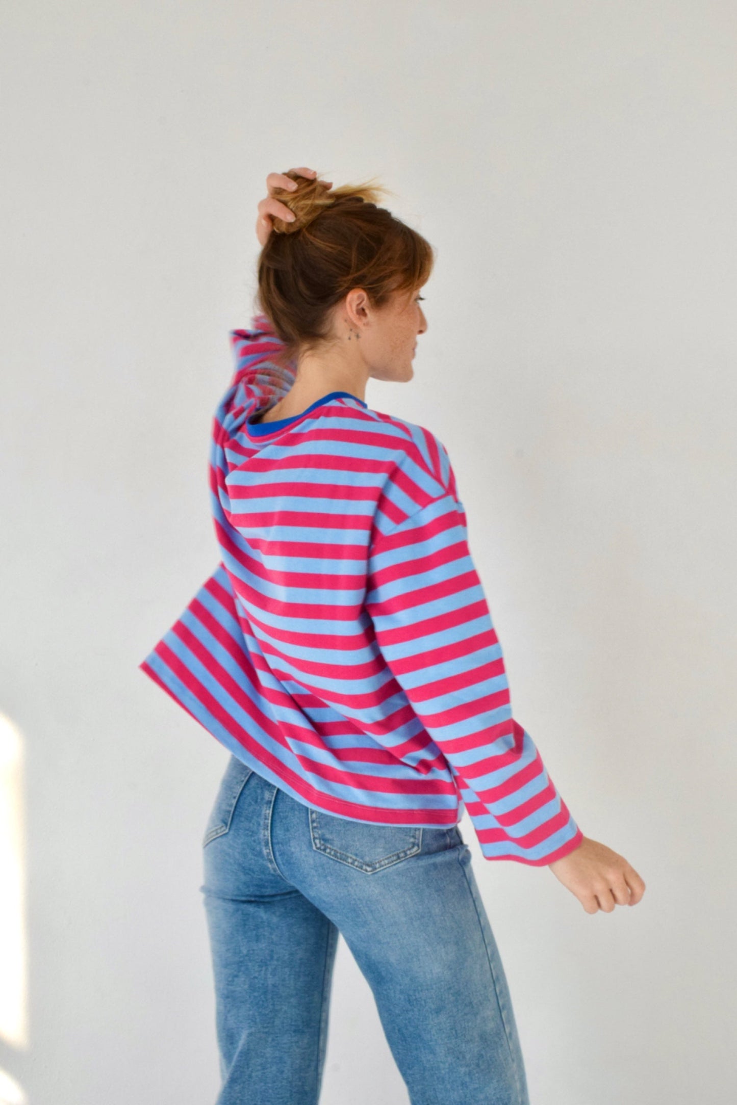 Camiseta Núria Celeste y Fucsia