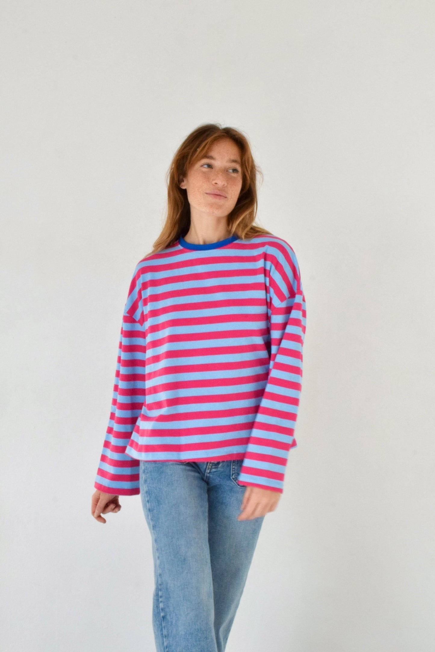 Camiseta Núria Celeste y Fucsia