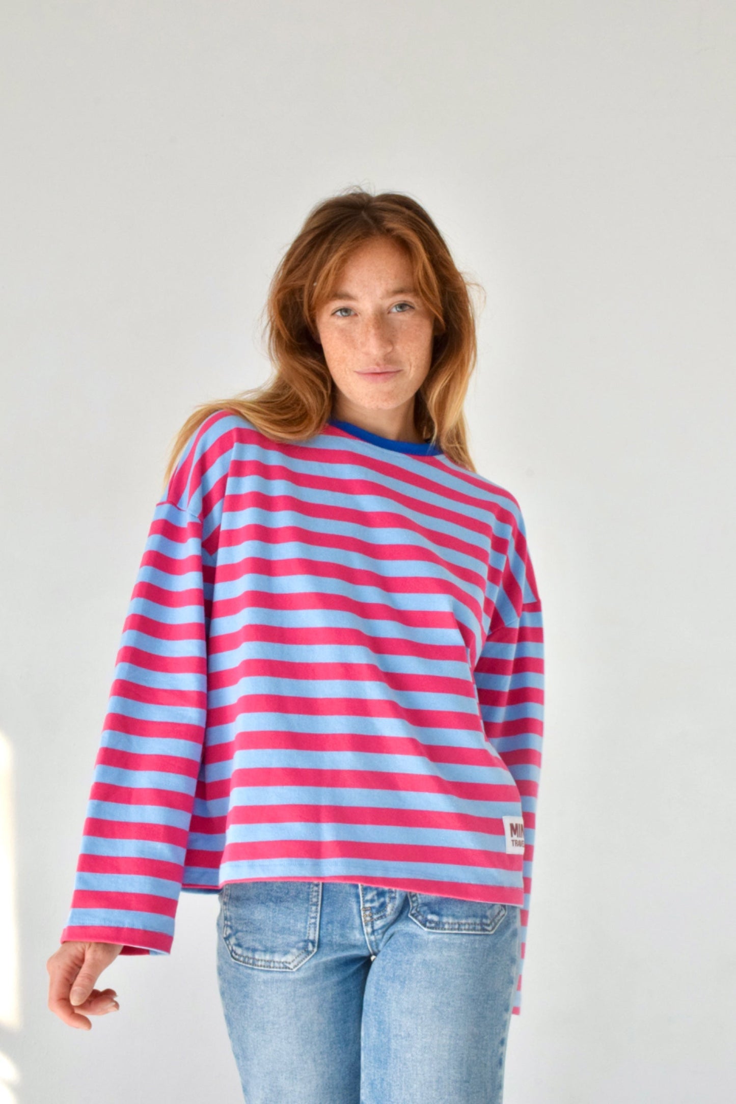 Camiseta Núria Celeste y Fucsia